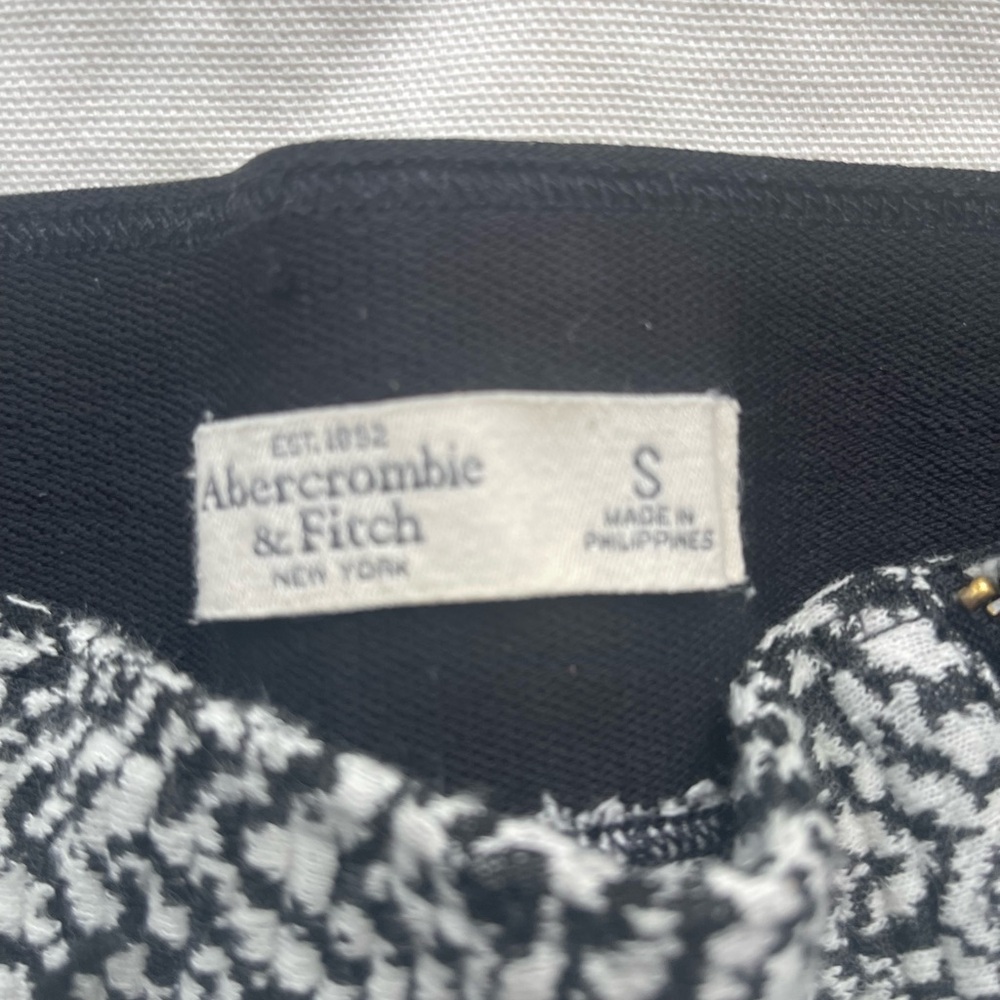 Abercrombie & Fitch Black and White Patterned Leggings - Picture 3 of 5